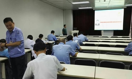 SCICOOLING and AVIC 618 Institute technical exchange meeting with participants listening to equipment presentation