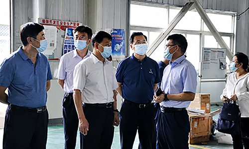 Visitors communicating during a factory inspection at SCICOOLING production facility