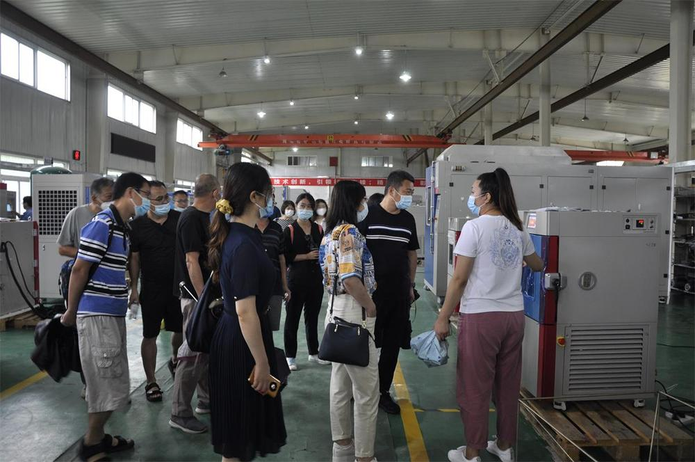 Huairou District Education Commission delegation visiting SCICOOLING production workshop