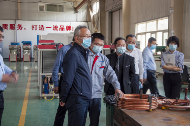 Secretary Dai visited the assembly workshop to learn about SCICOOLING’s technological innovation and production capabilities.