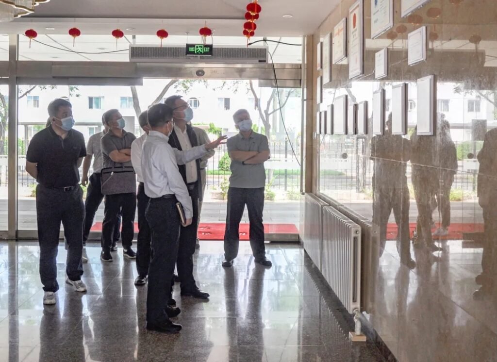 SCICOOLING representatives introducing company achievements and technology to visiting guests