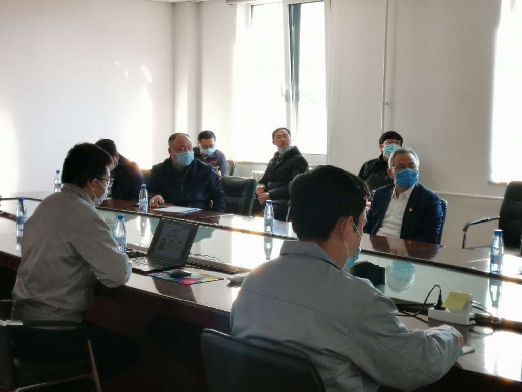 Secretary Dai listens to SCICOOLING’s general manager introducing the company’s development and achievements.