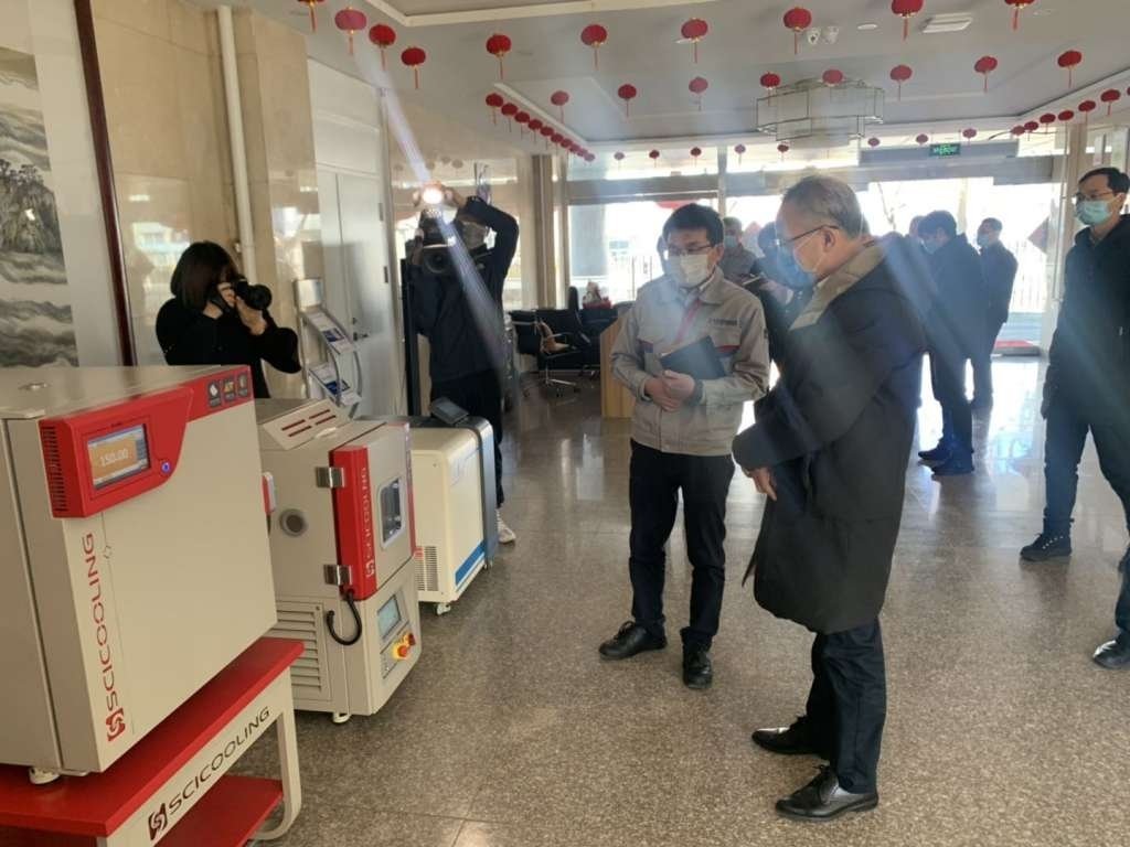 Secretary Dai visits SCICOOLING product exhibition hall and views environmental testing equipment.