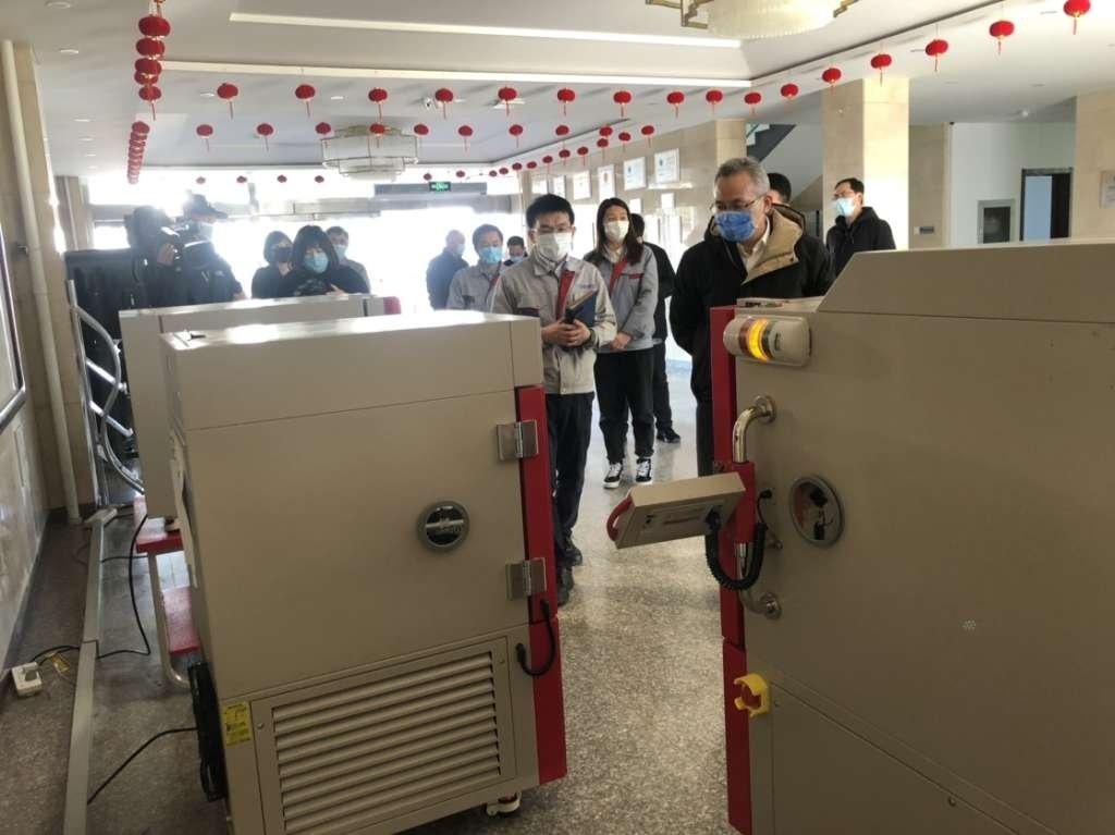 Secretary Dai visits SCICOOLING product exhibition hall and views environmental testing equipment.