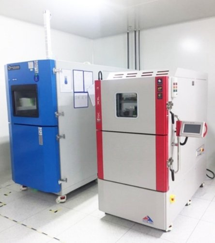 SCICOOLING CTS Series thermal shock test chamber compact appearance compared with other brands.