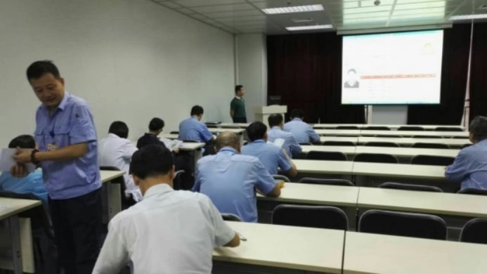 SCICOOLING and AVIC 618 Institute technical exchange meeting with participants listening to equipment presentation