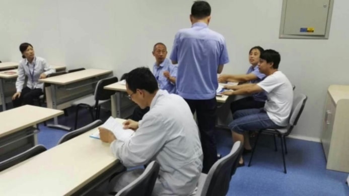 SCICOOLING and AVIC 618 Institute technical exchange meeting with participants listening to equipment presentation