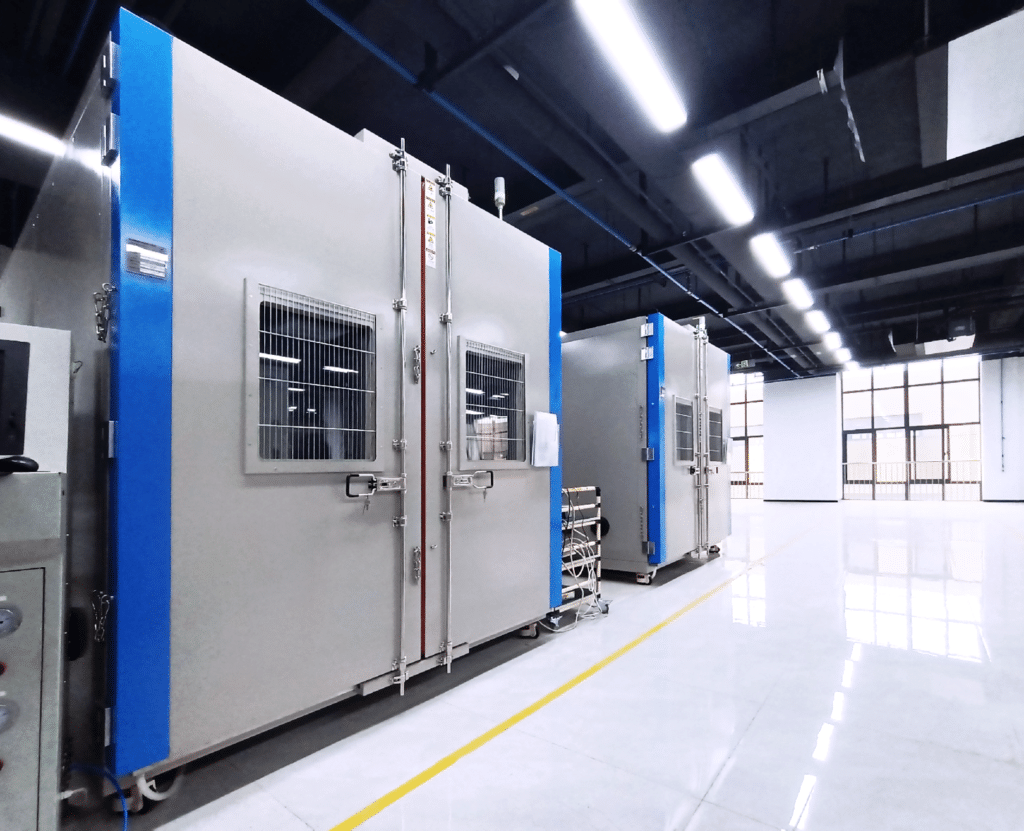 Combined vibration and climate test system in a laboratory
