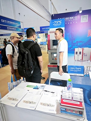 Product consultation at the SCICOOLING defense electronics booth
