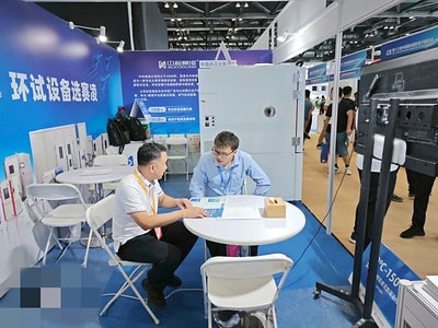 SCICOOLING representative meeting a visitor at the exhibition table