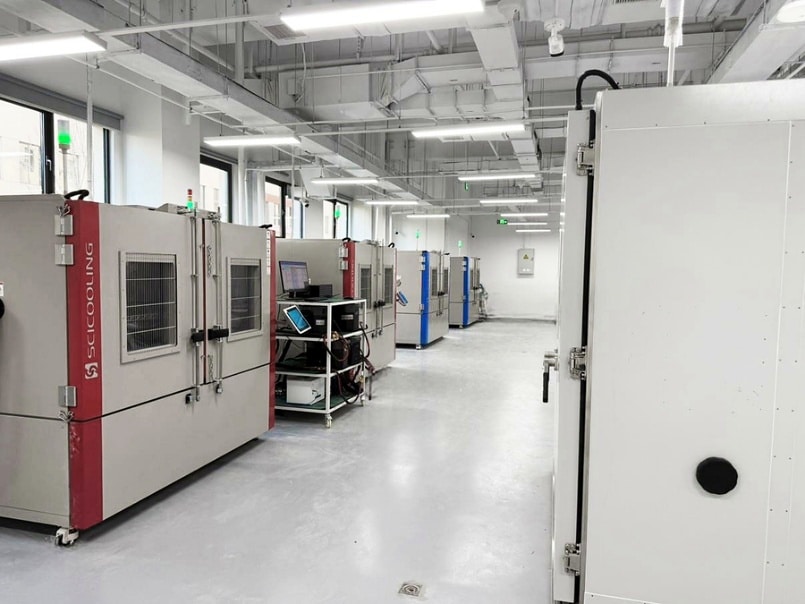 SCICOOLING chambers arranged along a lithium battery laboratory aisle