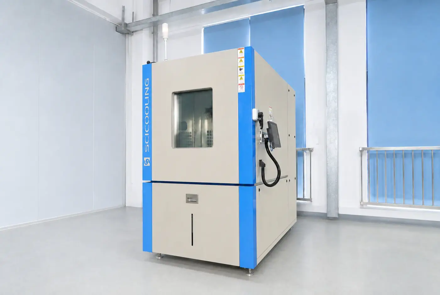 Real SCI temperature and humidity chamber, right-front view